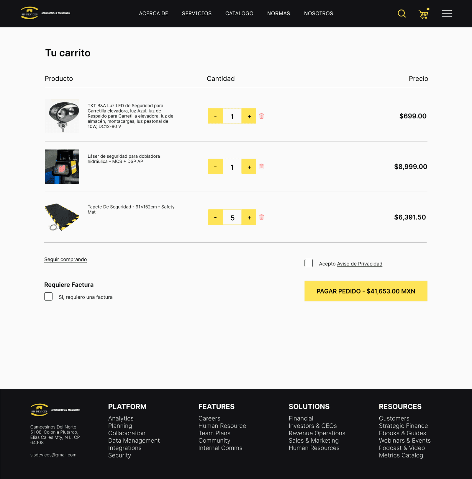 Shopping cart with three products, quantity controls, an option to request an invoice, a privacy notice checkbox, and a pay button